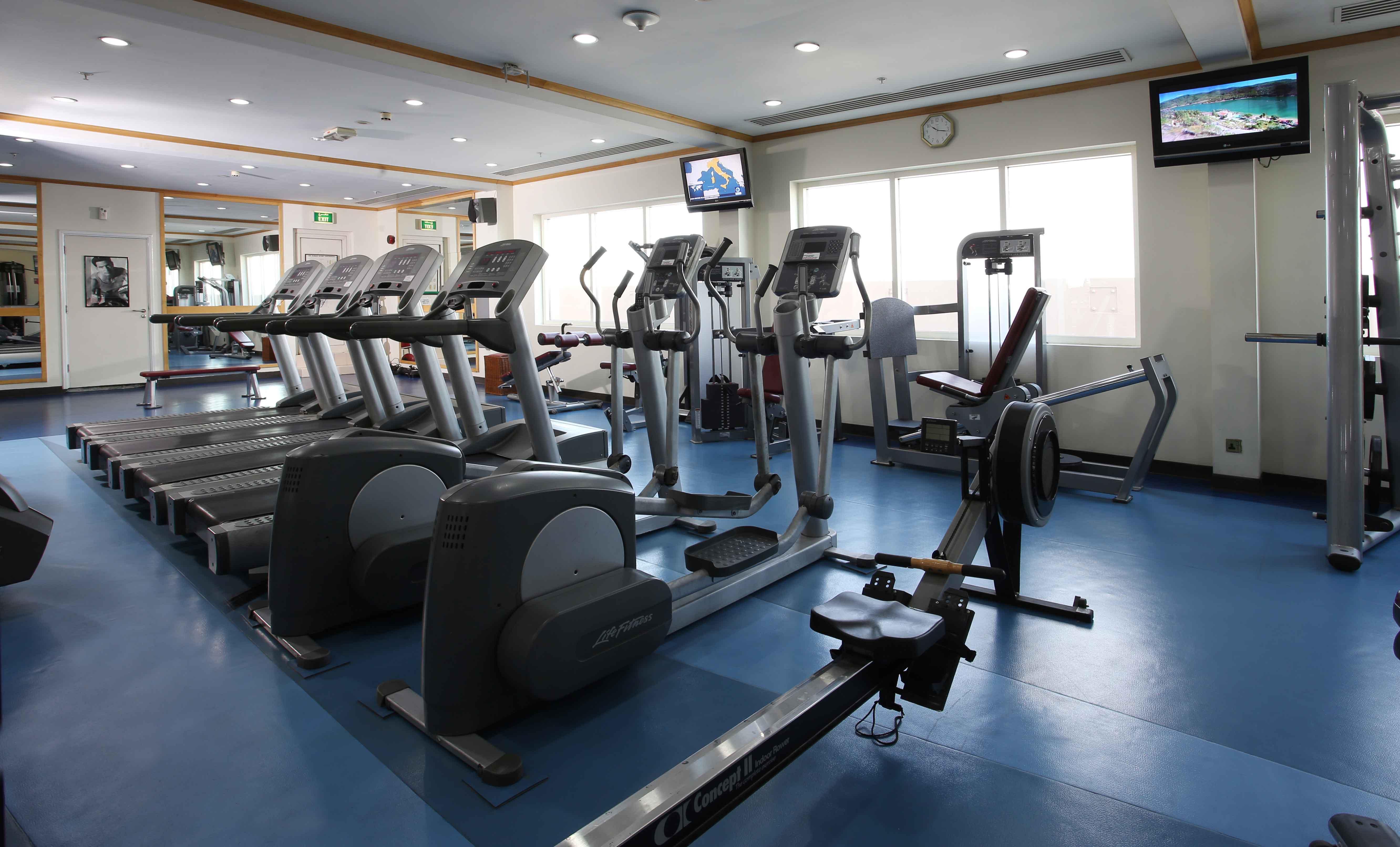 カートン パレス ホテル ドバイ エクステリア 写真 A gym in a hotel