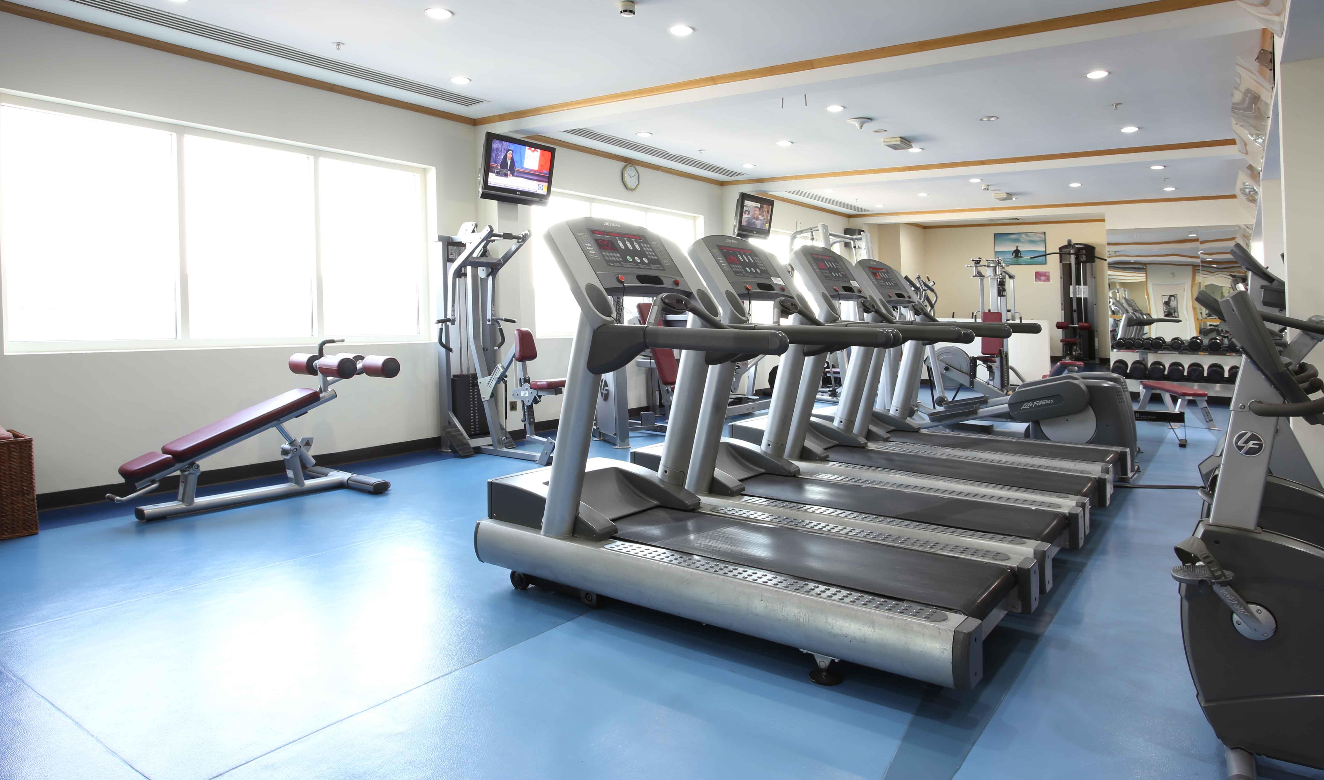 カートン パレス ホテル ドバイ エクステリア 写真 A row of treadmills