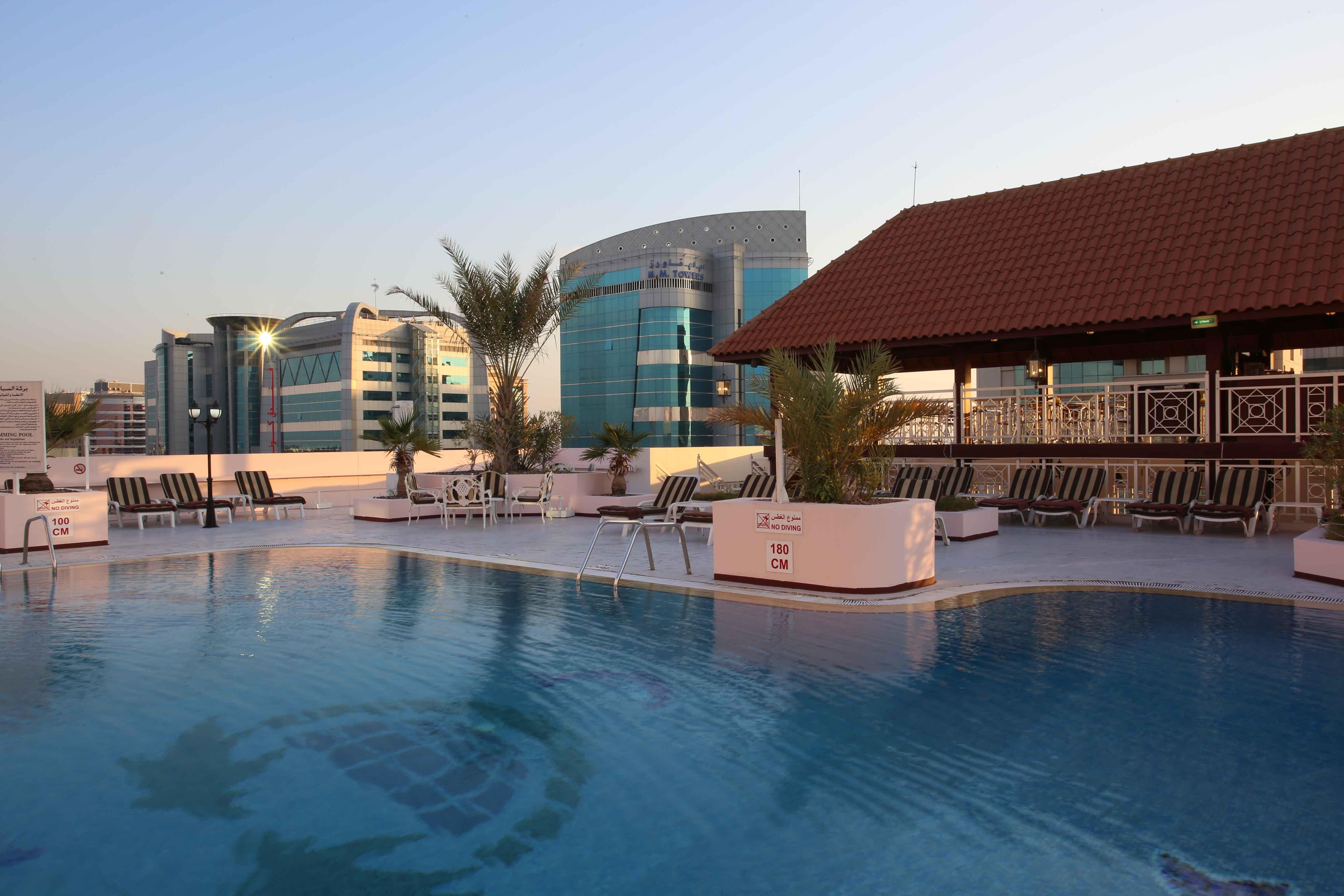 カートン パレス ホテル ドバイ エクステリア 写真 Rooftop pool at the hotel