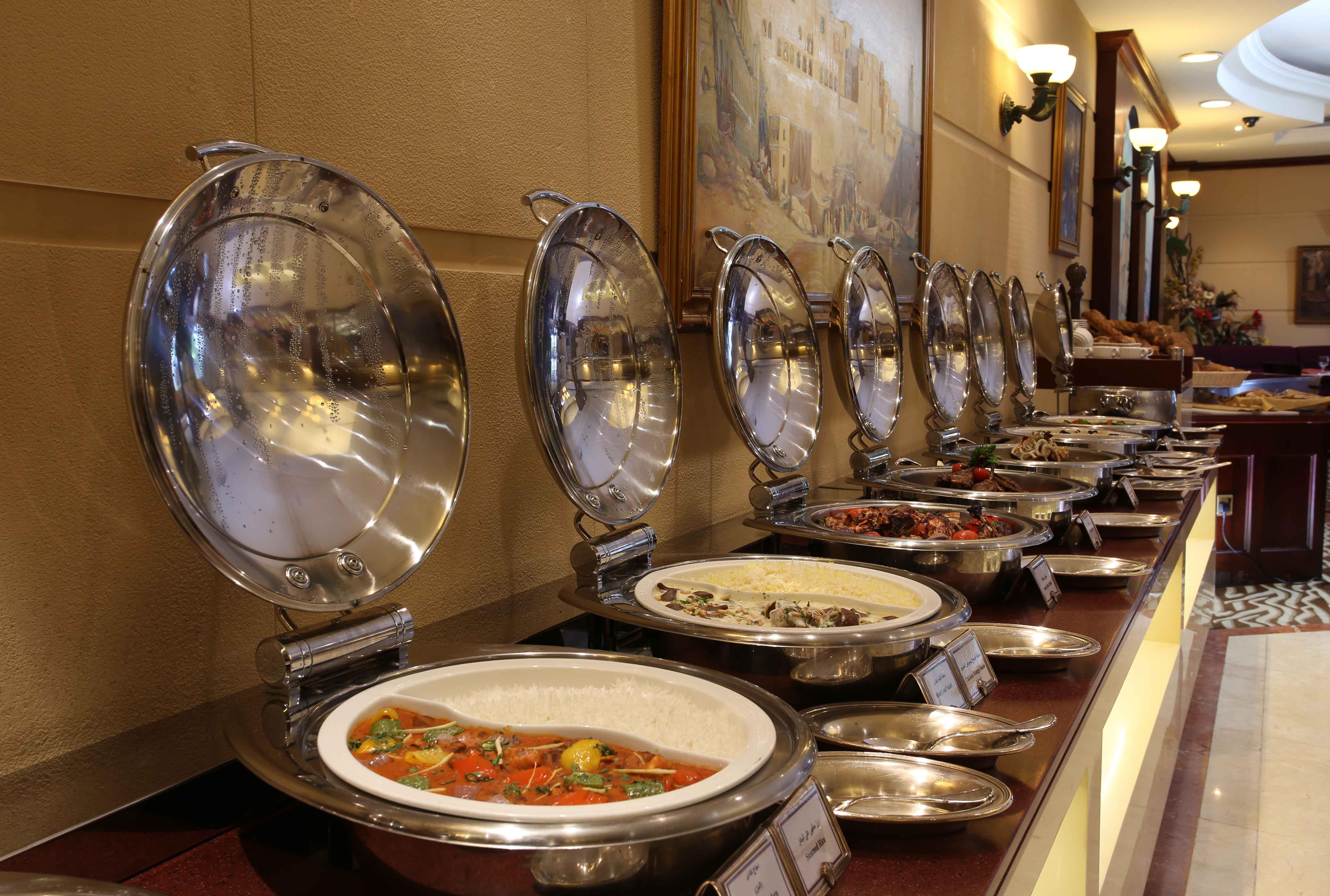 カートン パレス ホテル ドバイ エクステリア 写真 A buffet at a hotel