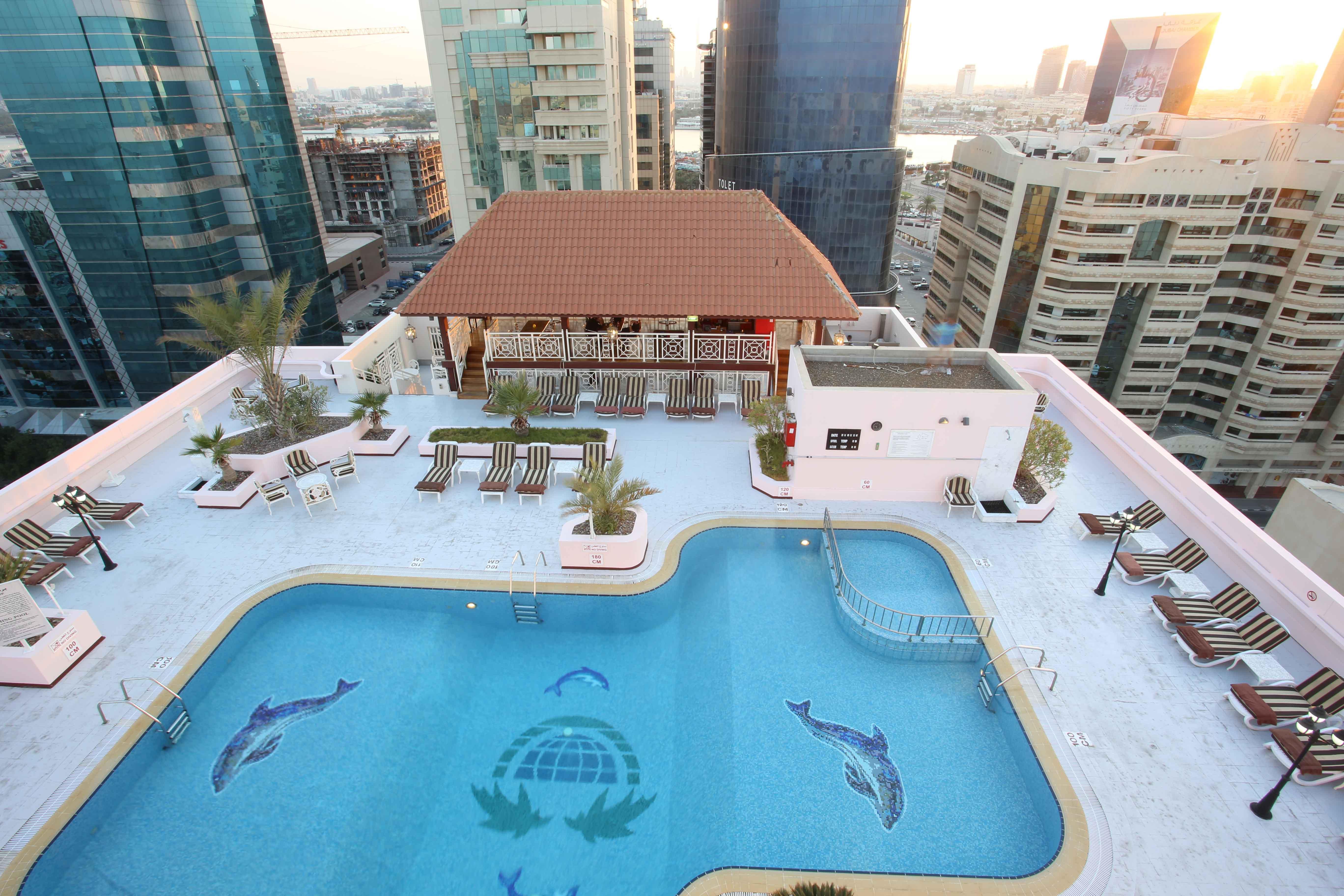 カートン パレス ホテル ドバイ エクステリア 写真 The swimming pool at the hotel