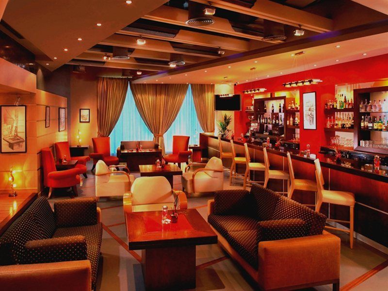 カートン パレス ホテル ドバイ エクステリア 写真 The bar at the hotel