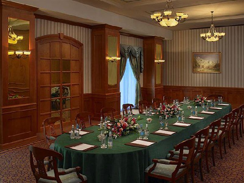 カートン パレス ホテル ドバイ エクステリア 写真 The boardroom at the 2007 G8 summit