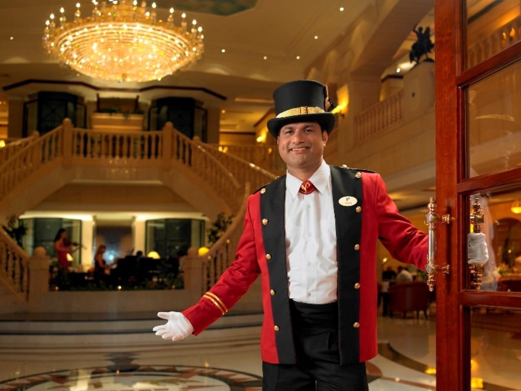 カートン パレス ホテル ドバイ エクステリア 写真 A doorman at the Grand Hyatt Hotel, Mumbai, India