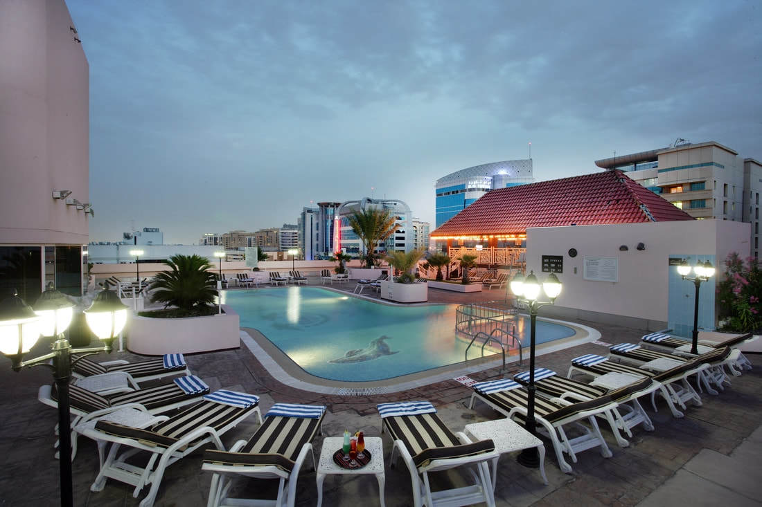 カートン パレス ホテル ドバイ エクステリア 写真 Rooftop pool at the hotel