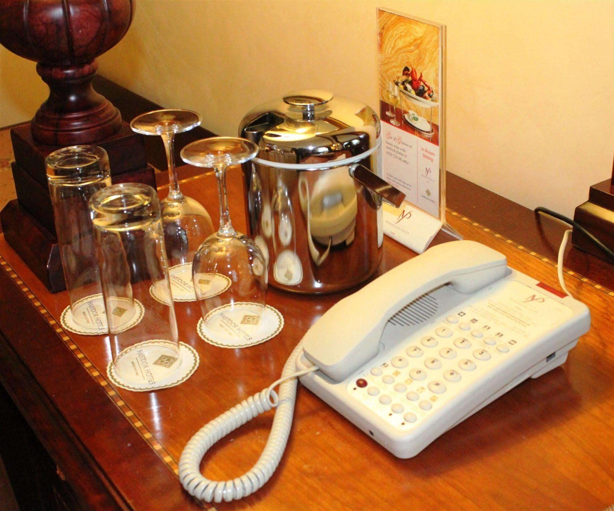 カートン パレス ホテル ドバイ エクステリア 写真 A telephone in a hotel room