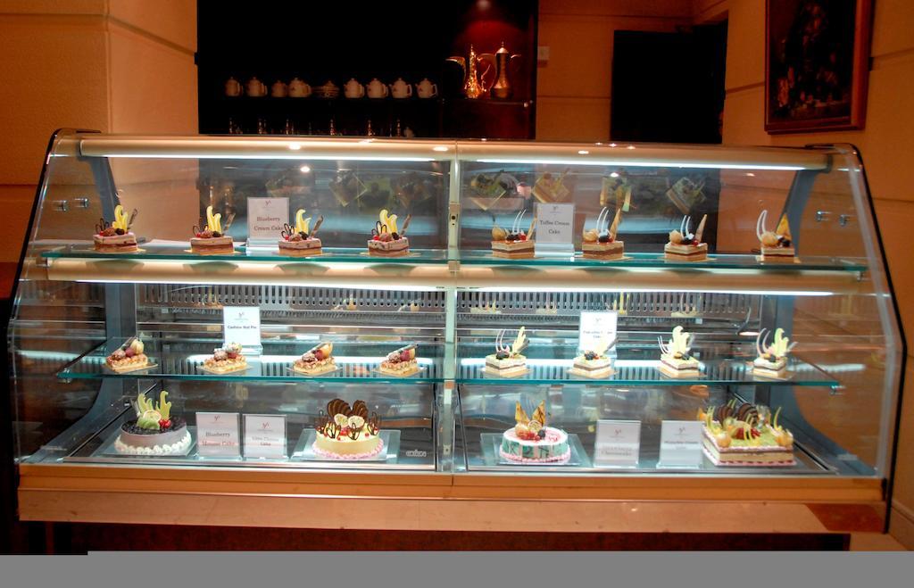カートン パレス ホテル ドバイ エクステリア 写真 A display case of pastries